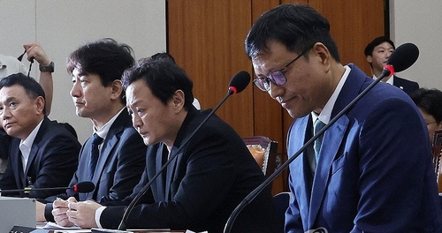 지난 7월 30일 국회 정무위원회에서 열린 '티몬·위메프 정산 및 환불 지연 사태' 관련 긴급 현안질의에서 구영배 큐텐그룹 대표가 고개를 숙이고 있다. 왼쪽부터 박준석 전자지급결제협회 회장, 류화현 위메프 대표, 류광진 티몬 대표, 구영배 큐텐그룹 대표. [연합뉴스]